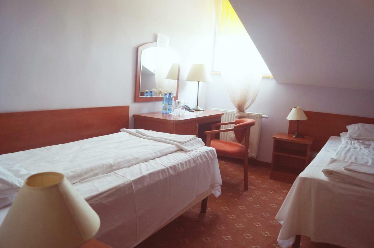 Bed and Breakfast Dwor Dluzniewo Экстерьер фото